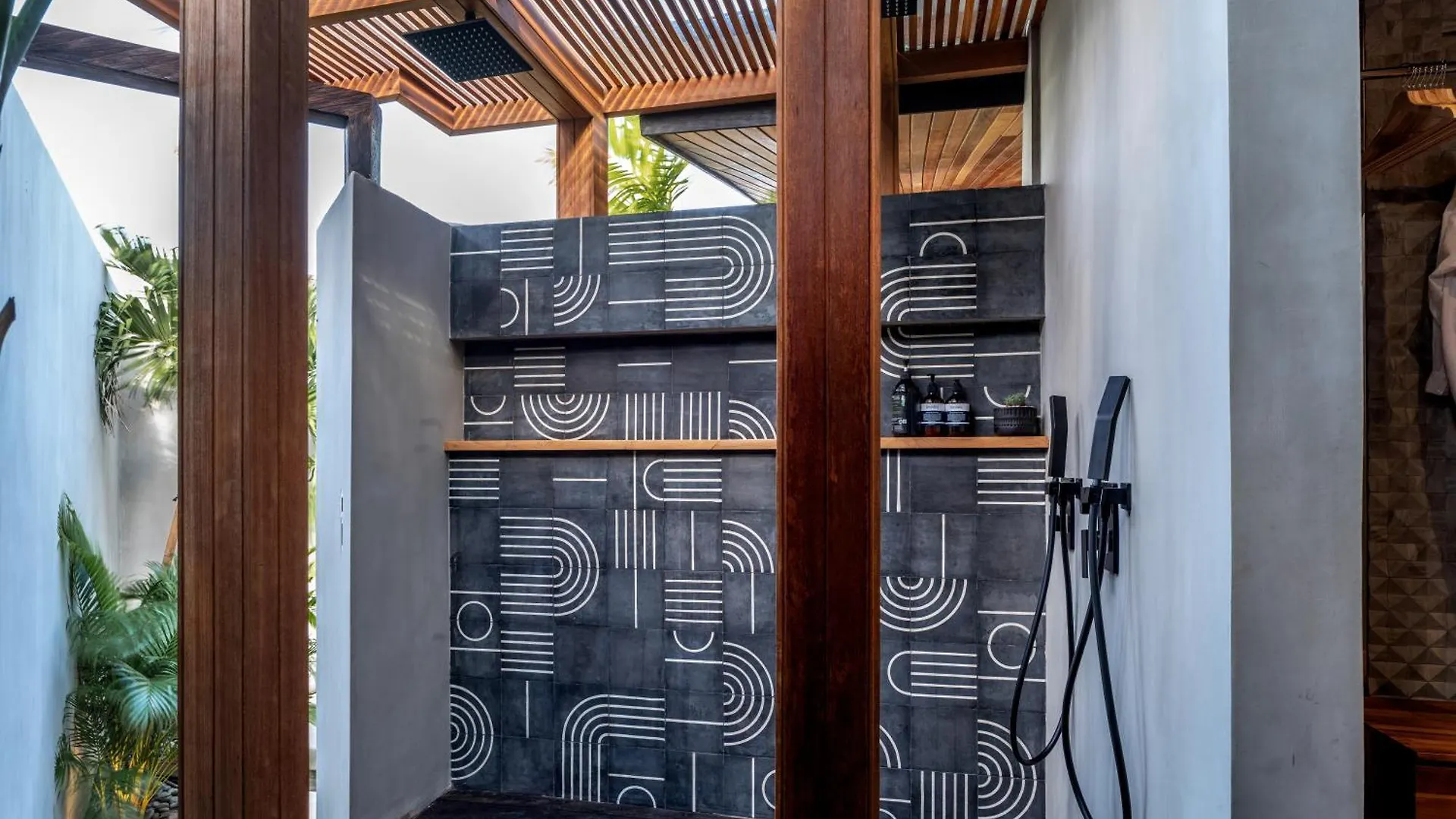 House Of Winds Complex - Luxury 6Br Tropical Oasis 2X3Br Villas In Canggu Kerobokan  Kerobokan (Bali)